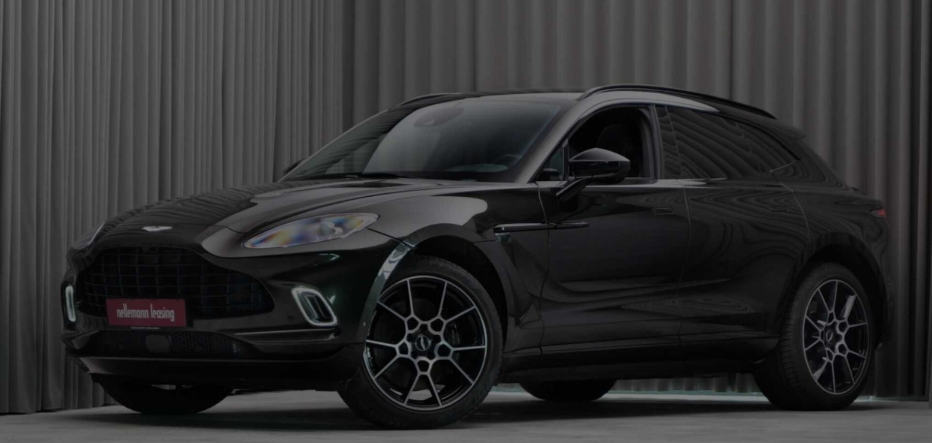 Aston Martin DBX hero