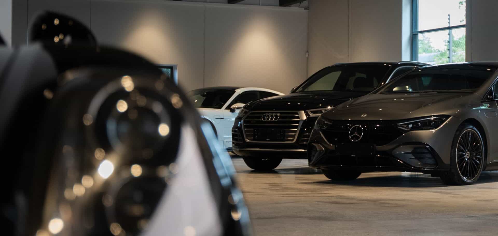 Nellemann Luxury Cars' showroom med bl.a. Mercedes, Audi, Porsche og Aston Martin